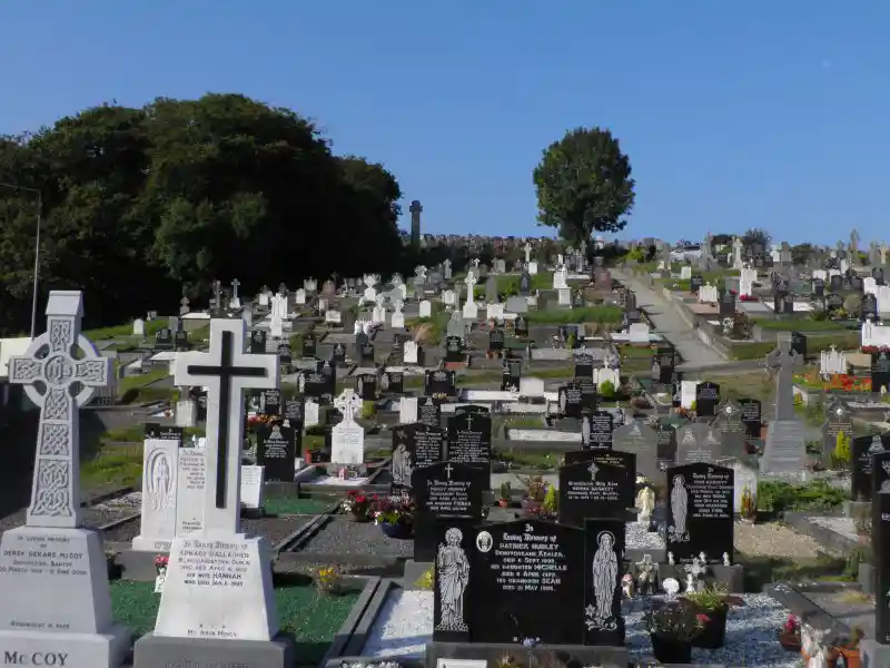 A  celtic cross and a latin cross tombs